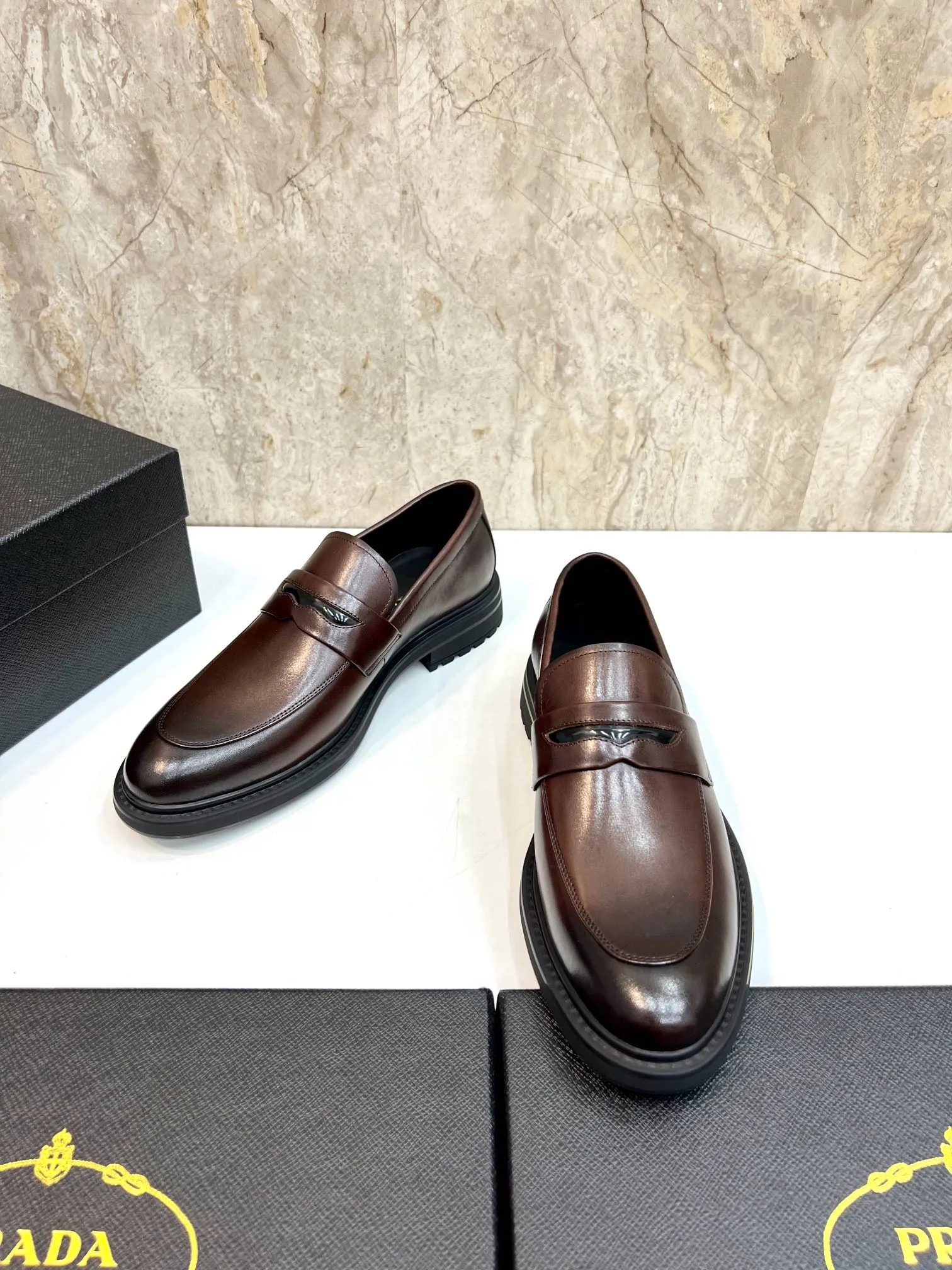 Original order quality: P580 Brand: PRADA (Prada) Standard code: Men's size 38/44 (45 can be customized) Grade: Same style as the official website High-quality men's shoes Material: Original cowhide Water-dyed cowhide lining Rubber outsole Style categories: Men's fashionable formal leather shoes Slip-on men's shoes series Young fashion European and American trends British style Top luxury Color: Actual picture